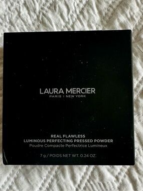 laura mercier Black Luminous Perfecting Pressed Powder Compact